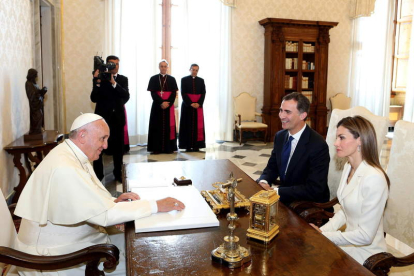 El papa Francisco conversa con el rey Felipe VI y la reina Letizia en el Vaticano.
