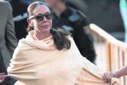 Isabel Pantoja, en abril del 2013, llegando a la Audiencia de Málaga para conocer el resultado del juicio sobre blanqueo de capitales