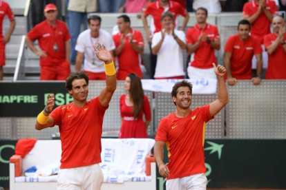 Rafael Nadal y Marc López celebran la victoria de esta tarde es el punto definitivo de la eliminatoria ante Ucrania.