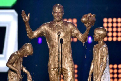 David Beckham y sus hijos Romeo y Cruz (izquierda), durante la gala de los premios Nickelodeon.