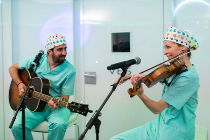 Alex Ubago y Sharon Corr, violinista de The Corrs, en el concierto ofrecido en la sala de los embriones del Instituto Marqués. DL