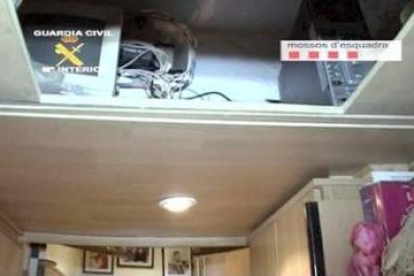 Imagen de un falso techo donde los detenidos guardaban parte del material pornográfico.
