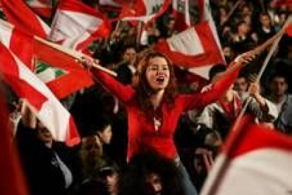 Una joven libanesa en la manifestación de Beirut
