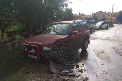 Uno de los vehículos implicados en el accidente en La Acisa de las Arrimadas. CAMPOS