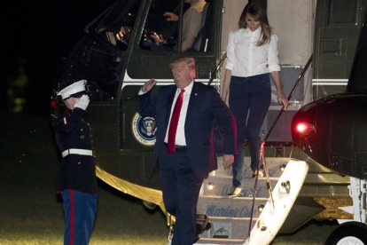 Trump y su esposa Melania llegan a la Casa Blanca en el helicóptero que les trajo de la base Andrews.