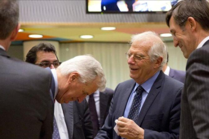 Saludo entre el negociador Michel Barnier y Josep Borrell en Bruselas.