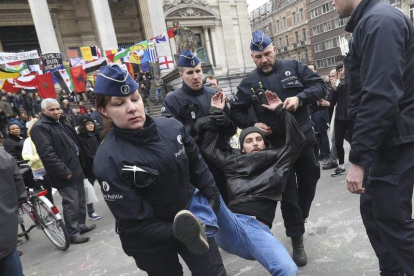 Los agentes desalojan a los manifestantes que protestaban contra los radicales xenófobos. O. HOSLET