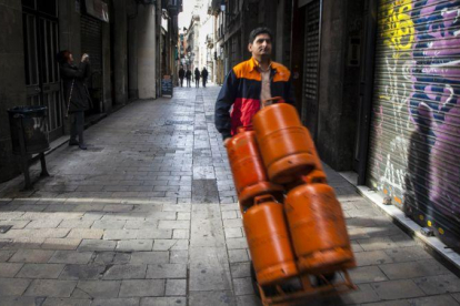 Un repartidor de butano por las calles del centro de Barcelona.