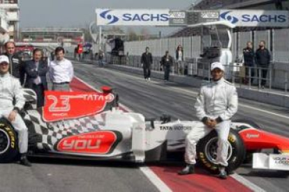 Los pilotos del equipo español Hispania, Vitantonio Liuzzi y el indio Narain Karthikeyan.