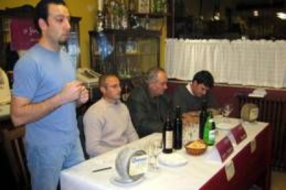 Momento de la celebración de la cata de vino y queso en el bar Somoza 60