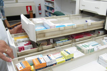 Parte de las reservas de medicamentos de una farmacia.