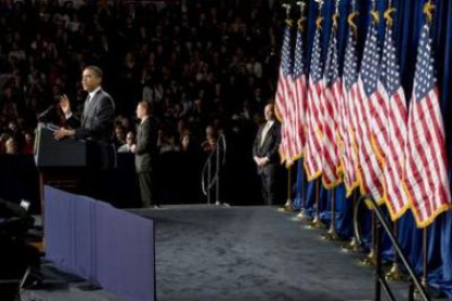 Obama pronuncia un discurso durante su visita a la Dobson High School en Mesa, Arizona