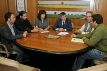Los representantes de la fundación se reunieron con el alcalde y la concejala de Bienestar Social