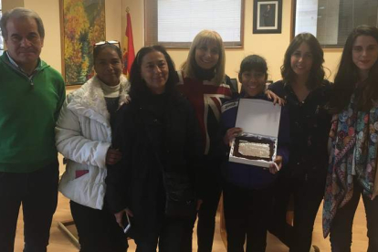 Luz Adriana recibió una placa y la felicitación por parte de la alcaldesa María Eugenia Gancedo. DL