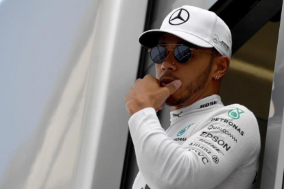 Lewis Hamilton se prepara para los entrenamientos libres en Hungaroring.