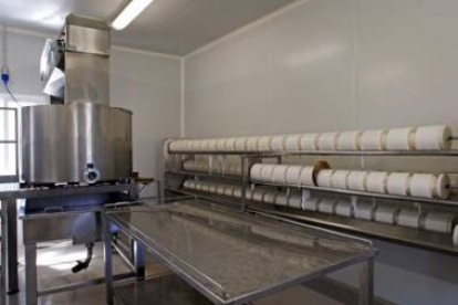 Interior de una factoría leonesa de producción de queso