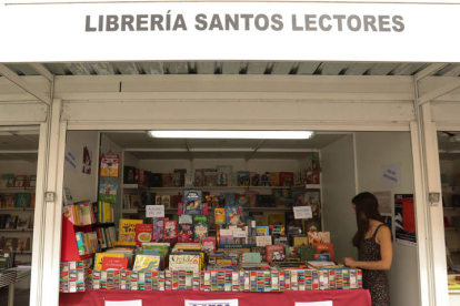 La Feria del Libro de León vivió ayer su segunda jornada de un caluroso fin de semana. DL
