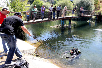 En esta zona de la represa, junto al puente del Ferrocarril, el buzo localizó una moto con sidecar.