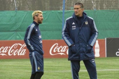 Messi habla con Bauza, el seleccionador argentino.
