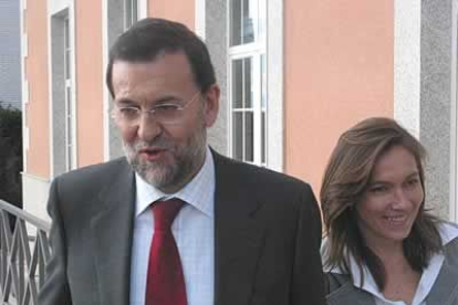 La esposa de Rajoy, Elvira -que acompaña en muy pocas ocasiones al líder del PP en los actos políticos-, hizo una excesión y estuvo presente en el inicio de la campaña electoral.