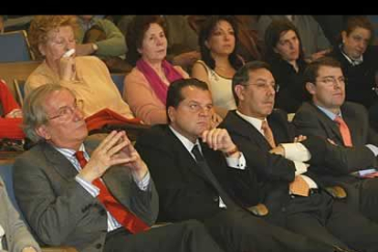 Morano, Amilivia, Folgado y Mañueco, escuchan antentos las directrices de su líder.