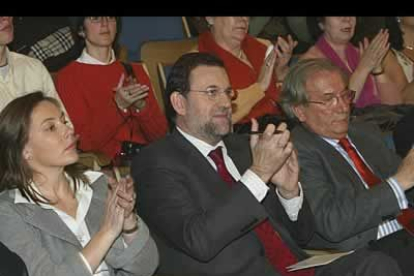 Rajoy, sentado entre su mujer Elvira y Juan Morano, escucho y tomó nota de las intervenciones de sus compañeros de partido.