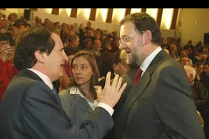 Después del mitin, muchos se acercaron a cambiar impresiones con Rajoy, como es el caso del ministro Juan José Lucas.