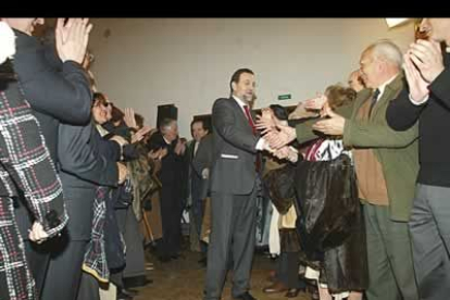 El candidato del PP recibió una cálida bienvenida de todos los simpatizantes leoneses.