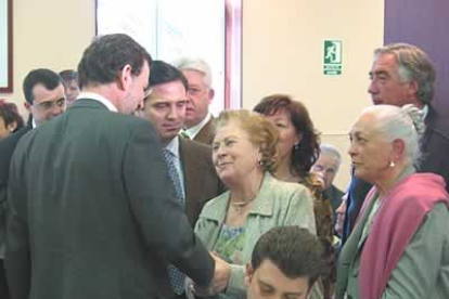 Antes del encuentro en León, el líder del PP almorzó en Ponferrada con simpatizantes del partido. En la imagen saluda a un grupo de señoras, que parecen estar dando ánimos al candidato.