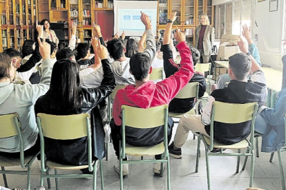 Clase de alumnos del máster del profesorado y de profesores. DL