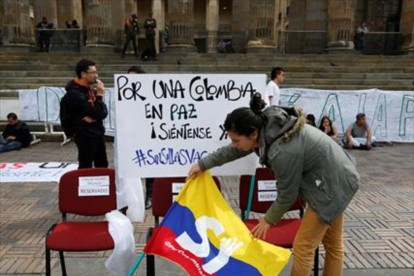 Partidarios del acuerdo de paz, frente al Congreso colombiano, en Bogotá.