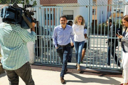 El candidato socialista Pedro Marques y su mujer Cecilia Seias llegan a su colegio electoral cerca de Lisboa.