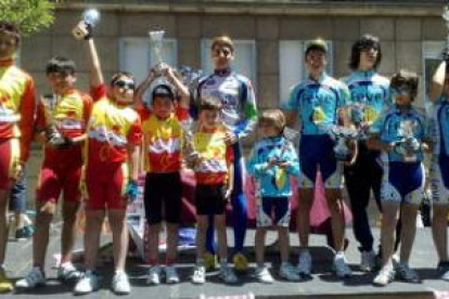 Los ciclistas leoneses coparon el podio del Trofeo Caja España disputado en el Paseo de la Condesa.