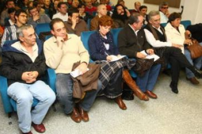 Julio Anta (primero izquierda) y Santiago Rodríguez (quinto) en un Pleno comarcal.