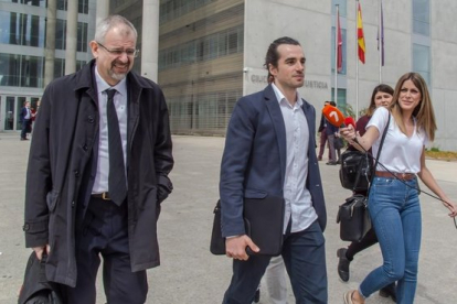 El creador de la web Seriesyonkis, Alberto G. S., con su abogado, tras declarar en el juicio.