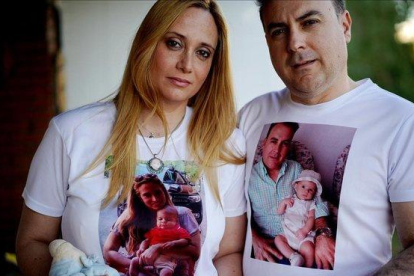 Natalia y Emilio, padres de Edgar, un bebé de cuatro meses que falleció por meningitis.