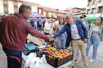 Feria del Tomate en Mansilla de las Mulas. El delegado de la Junta, Eduardo Diego, saluda a los productores. DL