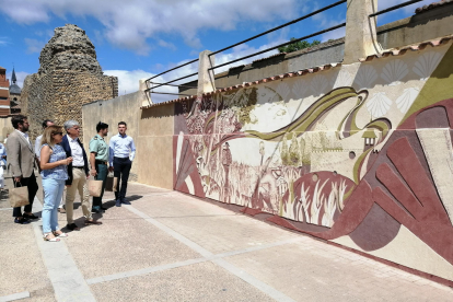 Feria del Tomate en Mansilla de las Mulas.  Visita al nuevo mural de la villa. DL