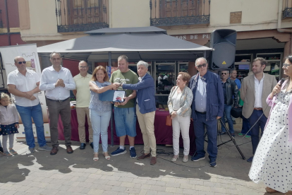 Feria del Tomate en Mansilla de las Mulas. Entrega del premio del Tomate de Oro. DL