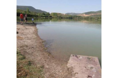 Imagen del lago de Carucedo, donde se prohibió el baño.