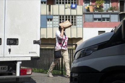 Una mujer se protege del calor en Gerona.