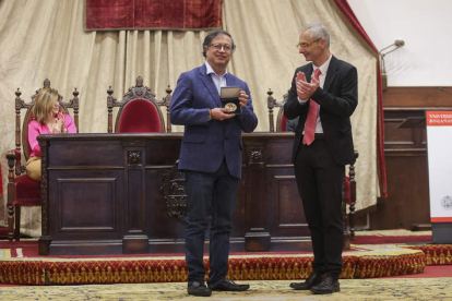 Gustavo Petro recibe la medalla de la Universidad de Salamanca, ayer. JMGARCÍA