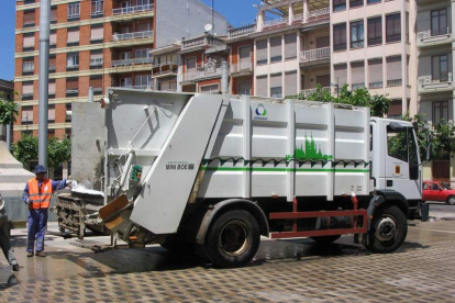 Foto de archivo de un camión de Urbaser recogiendo la basura en la plaza Santocildes. MAITE ALMANZA