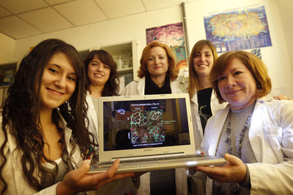 Camen Marín, a la derecha, con el equipo que ha identificado el gen y su función en el cerebro (imagen del ordenador)