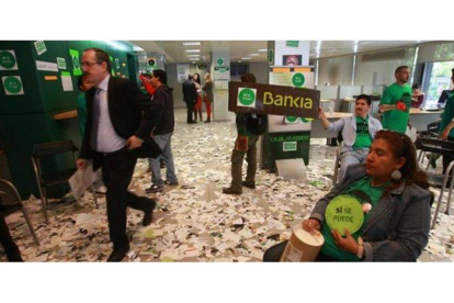 Ocupación en una oficina de Bankia en Barcelona.