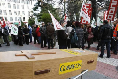 Protesta en la sede central de Correos contra los recortes, en una imagen de archivo.