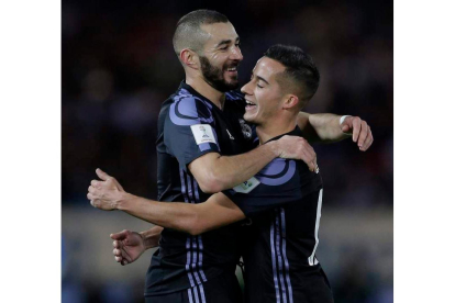 Benzema se abraza con su compañero Lucas Vázquez tras abrir la victoria blanca con su gol. KIYOSHI OTA