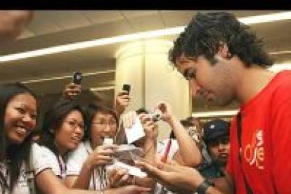 El futbolista del Real Madrid Raúl González expresó a su llegada a Singapur que sería «un sueño hecho realidad» jugar en su ciudad los Juegos Olímpicos.