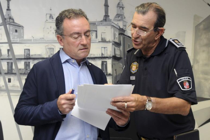 Fernando Salguero, concejal de Seguridad y Movilidad del Ayuntamiento de León, junto al intendente de la Policía Local, Martín Muñoz