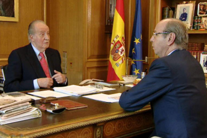 El rey Juan Carlos junto al jefe de su Casa, Rafael Spottorno, ayer en su despacho del Palacio de la Zarzuela.